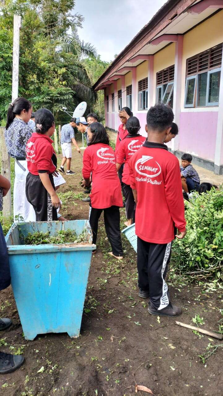 KEGIATAN BERSIH-BERSIH LINGKUNGAN SEKOLAH